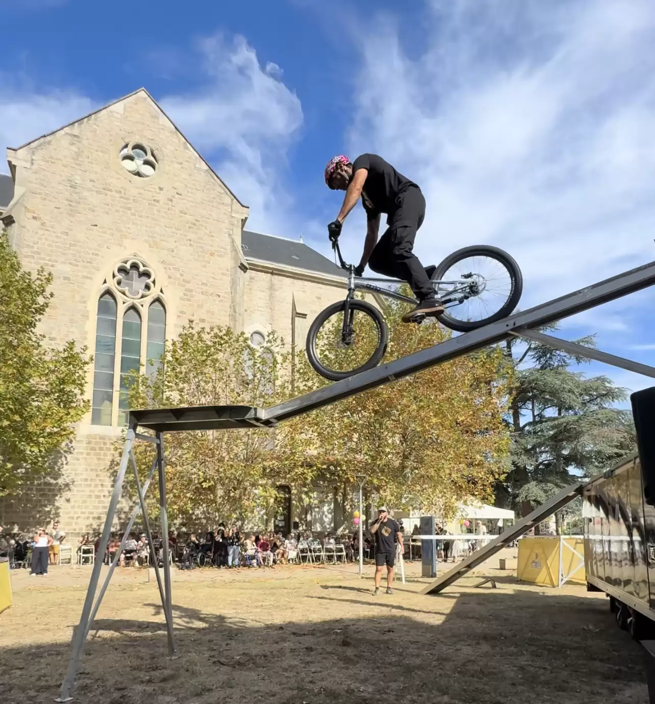 Spectacle de VTT street trial dans un ehpad Spectacle de VTT street trial dans un ehpad