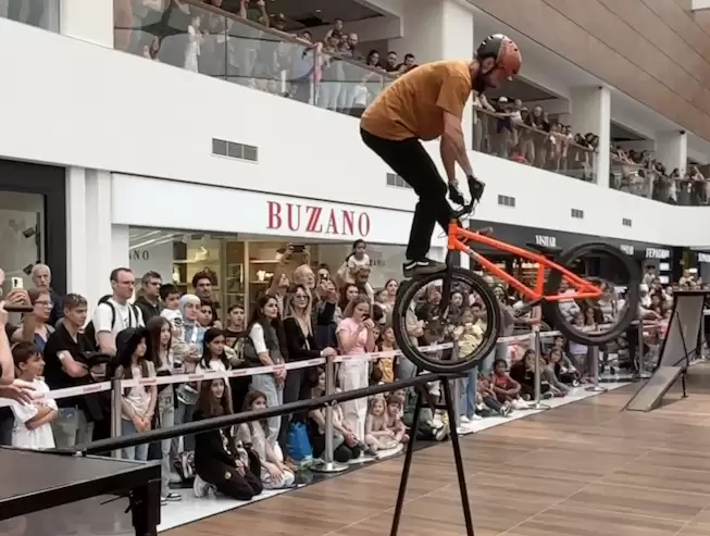 Un Show de VTT époustoufflant au coeur de Balexert. 03 mai 2025